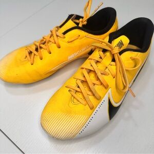 NIKE JR VAPOR 13 ACADEMY YOUTH SOCCER SHOES SIZE 6Y